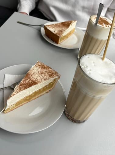 Zwei Stück Kuchen mit Eiskaffee im Liquid Beans Café in Bietigheim Bissingen