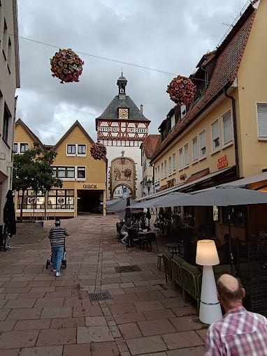 Blick auf den historischen Stadtturm in der Altstadt von Bietigheim unweit des Liquid Beans Cafés