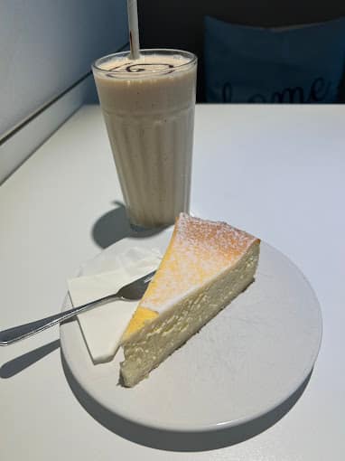 Stück Käsekuchen mit Eiskaffee im modernen Ambiente des Liquid Beans Cafés in Bietigheim Bissingen