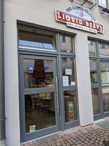 Eingang des Liquid Beans Cafés in Bietigheim Bissingen mit gemütlicher Innenansicht