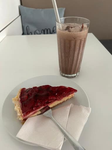 Stück Erdbeerkuchen mit Schokomilchshake im Liquid Beans Café in Bietigheim Bissingen