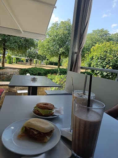 Frühstück mit Sandwich, Eiskaffee und Schokomilchshake auf der Terrasse des Liquid Beans Cafés in Bietigheim Bissingen