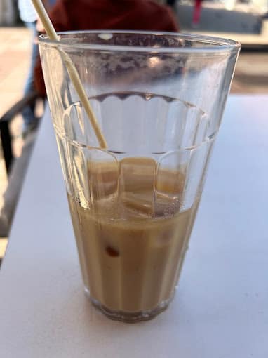 Glas Eiskaffee mit Strohhalm auf dem Tisch im Liquid Beans Café in Bietigheim Bissingen