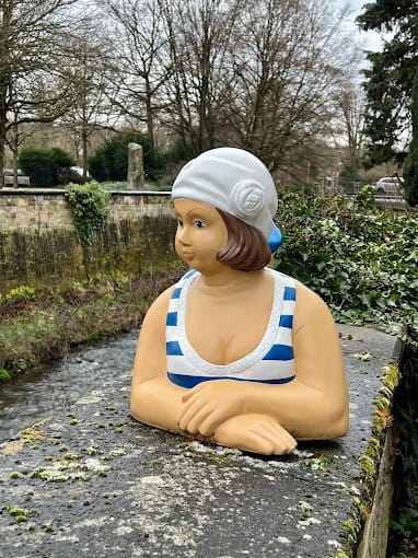 Skulptur einer Badenden am Flussufer in Bietigheim nahe dem Liquid Beans Café