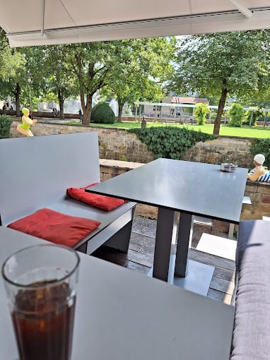 Sitzbereich auf der Terrasse des Liquid Beans Cafés mit Blick auf den Stadtgarten in Bietigheim Bissingen