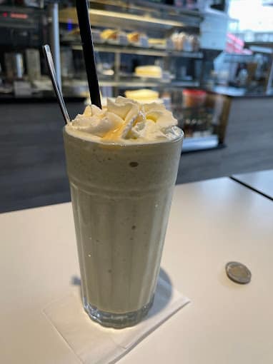Vanille Milkshake mit Sahne im Liquid Beans Café in Bietigheim Bissingen