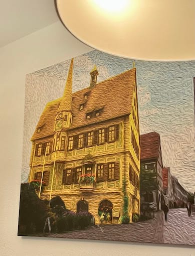 Wandbild mit historischem Rathaus von Bietigheim im gemütlichen Innenraum des Liquid Beans Cafés