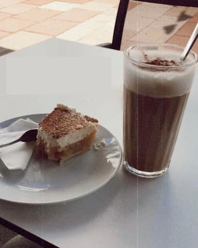 Stück Tiramisu-Kuchen und Eiskaffee auf dem Tisch im Liquid Beans Café in Bietigheim Bissingen
