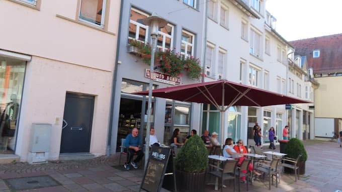 Außenansicht des Liquid Beans Cafés mit Gästen auf der sonnigen Terrasse in Bietigheim Bissingen