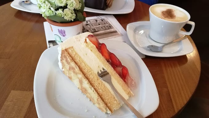 Stück Erdbeertorte auf weißem Teller im Liquid Beans Café in Bietigheim Bissingen
