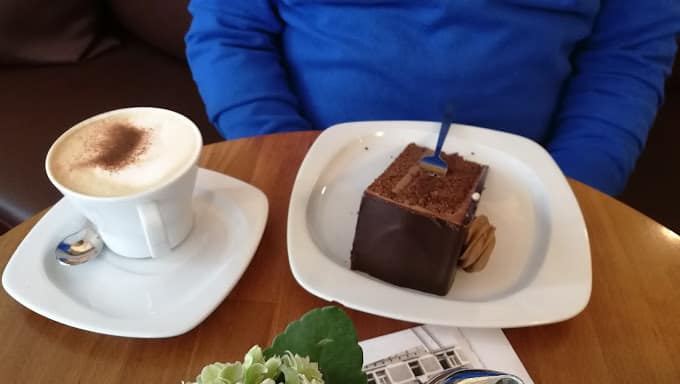 Schokoladentorte auf weißem Teller im Liquid Beans Café in Bietigheim Bissingen