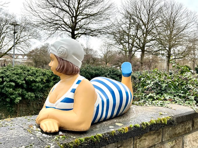 Skulptur einer Badenden im Stadtgarten nahe dem Liquid Beans Café in Bietigheim Bissingen