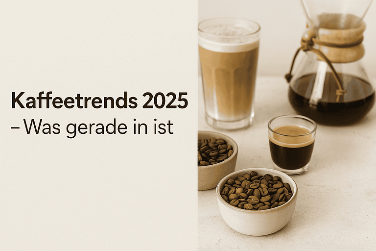 Geröstete Kaffeebohnen, Kaffeesatz und frisch gebrühter Kaffee auf einer Tafel.